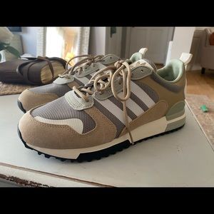 BRAND NEW NEVER WORN Adidas ZX 700 Size 10.5 shoe